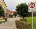 Bild: ck
Die Durchfahrt in Richtung Grundschule ist bislang von einer Seite aus zeitlich beschränkt verboten. Ein generelles Durchfahrtsverbot wird es in der Pestalozzistraße nicht geben. Allerdings sollten Eltern ihre Kinder am Morgen nicht bis vor die Türen der Schulen fahren.