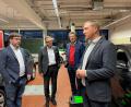 Bild: vv/exb
Michael Knauer (rechts) führt Mitglieder der Initiative pro Ausbildung durch die Werkstatt der Handwerkskammer. Der wieder gewählte erste Vorsitzende Jürgen Spickenreuther und der ebenfalls im Amt bestätigte Schatzmeister Alexander Brittinger (von rechts) sind ebenso wie Schriftführer Maximilian Wies (links) von den Übungs- und Prüfungsmöglichkeiten angetan.