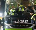 Bild: Hirsch
Die Polizei hat besonders Fernreisebusse im Visier. In ihnen sind immer wieder Personen illegal unterwegs. Doch bei der Kontrolle am Parkplatz "Stocker Holz" ist alles in Ordnung.