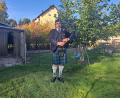 Bild: Maria Weber-Göhl
Konrad Weiß spielt seit zehn Jahren Dudelsack - natürlich und ganz stilecht im Kilt.