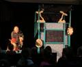Bild: Regina Rippl/exb
Während der Theateraufführung der Puppenbühne in der Grundschule.
