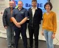 Bild: bgm
Bei einer von Dr. Gudrun Graf (rechts) organisierten Fortbildung mit Dr. Josef Kick (links) und Ibrahim Yanik (Zweiter von rechts) stellte sich Patrick Waldhier, der neue stellvertretende Rettungsdienstleiter im BRK Kreisverband Weiden-Neustadt vor.