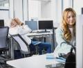 Symbolbild: Christin Klose/dpa
Keine Antwort auf E-Mails, keine Rückmeldung zu Projekten? Halten sich einzelne Teammitglieder nie an Absprachen, kann das den Arbeitsalltag zur Herausforderung machen.