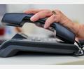 Symbolbild: Jan Woitas/dpa
Eine Mitarbeiterin der Telefonseelsorge nimmt einen Telefonhörer an ihrem Arbeitsplatz in die Hand.
