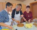 Bild: gis
Simone Glaser, Christine Pscherer und Claudia Sticht (von links) drücken die Butterbälle in das Holzmodel und klopfen die geformte Butter heraus.