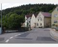 Bild: bö
Im Zuge der Arbeiten an der Staatsstraße 2235 zwischen Adertshausen und Allersburg wird auch die Engstelle in der St.-Jakobus-Straße in Hohenburg beseitigt.