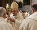 Bild: aub
Im Anschluss an den Pontifikalgottesdienst erteilte Bischof Dr. Rudolf Voderholzer persönlich den Segen mit der Burchard-Reliquie an die Mitkonzelebranten, aber auch die vielen Gläubigen.