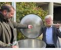 Bild: Hofbauer/exb
Balduin Schönberger (links) vom AELF und Michael Koller CEO (r.echts) verkosteten Wildgulasch aus der Gulaschkanone, die am Sonntag zum Einsatz kommen wird.