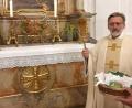 Bild: mas
Guardian Pater Stanislaus segnete am Freitag am Wendelinaltar die Wendelinibrote. Der Heilige lebte im 6. Jahrhundert im Raum Trier.