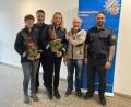 Bild: Polizei/exb
Blumen für die Sicherheitswacht (von links): Irene Heselmann (Sicherheitswacht), Dominik Lehmeier (PI Amberg), Doris Schmalzl (Sicherheitswacht), Hans-Jürgen Brunner und Jürgen Dodell (Dienststellenleiter PI Amberg).