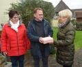 Bild: dob
Martha Simacek (rechts) und Hilde Baierl (links) haben den Kräuterbuschen-Aktionstag initiiert und so mit ihrem Team 750 Euro für die Innenrenovierung der Katholischen Stadtpfarrkirche erlöst, die sie nun an Dekan Alexander Hösl für diesen Zweck übergaben.