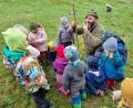 Bild: Waldkindergarten Goldbacher Wurzelzwerge/exb
Der "Woid Woife" besuchte den Waldkindergarten "Die Goldbacher Wurzelzwerge".