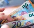 Bild: Monika Skolimowska/dpa-Zentralbild/dpa
Einer Studie zufolge haben aktuell vier von zehn Menschen in Deutschland weniger Geld als noch vor einem Jahr, über das sie monatlich frei verfügen können.