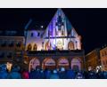 Bild: Stephan Huber
Neben Ambergs Stadtfahne, der Fahnen des Freistaats Bayern und der Bundesrepublik Deutschland wehte am Samstagabend am Rathaus auch die israelische Flagge. Zum Gedenken an die von der Hamas in Israel ermordeten Menschen waren die Fahnen mit einem Trauerband versehen. Rund 200 Menschen zeigten sich auf dem Marktplatz solidarisch mit Israel und den hier lebenden Juden.