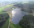 Bild: Münch Energie/exb
Der Solarpark Striegel produziert Strom für die Firma Kurz. Mit seinen 8,5 Hektar Ausdehnung ist er die größte PV-Freiflächenanlage in Sulzbach-Rosenberg. Durch Photovoltaik wird grüner Strom erzeugt, der für die Energiewende benötigt wird – manche sprechen deshalb von „gutem Flächenverbrauch“. Ist eine solche Unterscheidung zielführend?
