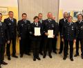 Bild: sei
Richard Kammerer (Fünfter von rechts) wurde für 40 Jahre aktiven Feuerwehrdienst ausgezeichnet, Anita Lorenz (Vierte von links) für 25 Jahre. Für 55 Jahre Vereinstreue wurde Ehrenmitglied Karl-Heinz Pusch (Zweiter von rechts) geehrt. Vorsitzender Matthias Ay (links) und Kommandant Timi Kraus (rechts) lobten das ehrenamtliche Engagement.