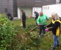 Bild: bkr
Martina Pöllath, Michael Jürgens, Steffi Kunnert, Manuela Friede und Sonja Scholz (von links) sorgten unter anderem dafür, dass diese Hecke wieder den richtigen Zuschnitt erhielt.