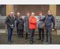 Bild: Michael Golinski/Stadt Amberg/exb
Auf dem Amberger Marktplatz wurde die diesjährige Sammlung zugunsten des Volksbundes Deutsche Kriegsgräberfürsorge begonnen. Mit dabei waren Bürgermeister Martin Preuß (rote Jacke), der stellvertretende Landrat Franz Mädler (Zweiter von links), Kümmersbrucks Bürgermeister Roland Strehl (links) und Vertreter der Bundeswehr.