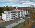 Bild: rw
Die neue Wohnanlage in der Kemnather Straße. Nachdem nun alle 32 Wohnungen belegt sind, wurde die Segnung des neuen Hauses nachgeholt.