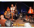 Bild: krb
Seit 34 Jahren musizieren Toby „The Cosmic Pope“ Mayerl (Piano) und Michael „Michon“ Deiml (Schlagzeug und Gesang) schon zusammen und haben nun mit Sebastian Hofbauer (Sänger, Bass- und Kontrabassist sowie Schlagzeuger) die perfekte Ergänzung gefunden.