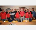 Bild: bey
TSV-Hauptvereinsvorsitzender Josef Windirsch (links) freut sich über die Wiederwahl von Abteilungsleiter Christian Enslein, Stellvertreter Robert Franz, Kassier Josef Seibert, Schriftführer Wolfgang Kleiner, Sportwart Alpin Alexander Schön, Sportwart Nordisch Max Müllhofer (vordere Reihe von links), Christoph Müllhofer (rechts)p lobt als Vertreter der Stadt die tolle Kinder- und Jugendarbeit im TSV Schiclub.