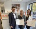 Bild: Markus Koller/exb
Stefan Wittmann ehrte die Mitarbeiterinnen der DAK, Kathrin Singer (Mitte) und Ivonne Keski.