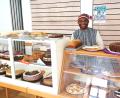 Bild: Waltraud Kulzer/exb
Pfarrer Ogbu beim Kuchenverkauf.