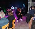 Bild: prh
Sängerin Silvia Schnell und ihre Kollegen von "Farmers Five" animierten beim Musikabend des DJK-Fördervereins Fußball das Publikum zum Mitsingen und Tanzen. Sie lieferten eine perfekte Performance ab.