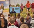 Bild: Sitzmann/exb
Schüler hören gebannt einem kurzen Videobeitrag von Philipp Lahm zu.