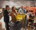 Bild: ubb
Janka Hannemann-Mathes, Cornelia Stahl und die 79-jährige Seniorin Martha Zapf (von links) kaufen erstmals gemeinsam mit der neu auf ihren Handys installierten Einkaufs-App ein. Diese digitale Hilfe soll Senioren den Einkauf erleichtern.
