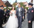 Bild: kro
Freudestrahlend durchschreiten Silke und Markus Schwägerl das Ehrenspalier.