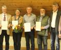 Bild: Michael Waldmann/exb
Der neue Vorsitzende Roman Kastl (Zweiter von rechts) und seine Stellvertreter Sandro Götz (links) und Stefan Murr (rechts) gratulieren dem neuen Ehrenvorsitzenden Siegfried Rauch (von links), und den neuen Ehrenmitgliedern Evi Rauch, Werner Matz und Karlheinz Keilwert.