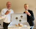 Bild: Lampier/exb
Zum reinbeißen: Martina Lampier, Präsidentin des Lions Clubs Oberpfälzer Wald, und Bernhard Gruber, Vizepräsident der Schwandorfer Lions, testen schon mal die Krapfen. Die Aktion Krapfenschmaus läuft in diesem Jahr am 13. November. Bestellungen von Firmen werden gerne entgegen genommen.