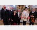 Bild: le
Einen tiefen Eindruck hinterließ das Benefizkonzert am Sonntag in der evangelischen Pfarrkirche St. Johannes Baptista. Von links: Kantor und Gesamtleiter Andreas Kunz, Pfarrer Wilfried Römischer, Hildegard Zoltziar, Susanne Wagner, Erika Römischer und Winfried Siller. Nutznießer war das Hospiz in Neustadt/WN