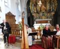 Bild: mab
Die Gottesmutter vor ansprechender Kulisse zu ehren, ist den drei Gruppierungen in der Miesbergkirche in besonderer Weise gelungen. (Von links) "Sie und de Zwoa", Veronika Miller-Wabra mit Harfe und die "Schönseer Moidla"