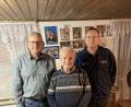Bild: Toni Freundl exb
Jubilar Rudi Bäuml mit Klaus Sladky (rechts), Vorsitzender der Blaskapelle, und OWV-Vorsitzenden Bernd Schwamberger (links).