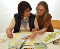 Bild: ubb
Kursleiterin Hanne Heck (rechts) zeigt Johanna Maurer, wie die Augen eines Vogel mit Aquarellfarben richtig gemalt werden.