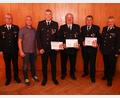 Bild: egl
Ehrung im Inspektionsbereich der Feuerwehren im nördlichen Landkreis Amberg-Sulzbach: (von links) Kreisbrandrat Christof Strobl, der Königsteiner Bürgermeister Jörk Kaduk, die ausgezeichneten Stefan Steger, Rudi Linhard und Helmut Schlenk sowie Kreisbrandinspektor Hans Sperber.