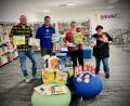 Bild: usc
Aus dem Erlös verschiedener Aktionen kaufte Round Table (RT) Amberg 29 Bücher und 13 Tonies (Hörspiele) im Gegenwert von 560 Euro für die Stadtbibliothek. Die Spenden übergaben (von links) Bastian Prechtl und Stefan Fuchs als Vertreter von RT an Leiterin Bettina Weisheit und Mitarbeiterin Sabine Gilch.
