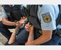 Symbolbild: Bundespolizei/exb
Ein 39-Jähriger sollte wie auf diesem Symbolbild gefesselt werden, nachdem er sich gegen eine Kontrolle zur Wehr setzt. Dabei greift er nach der Dienstwaffe der Polizisten.