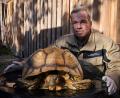 Bild: Christian Charisius/dpa
Christian Erdmann, Leiter des Wildtier- und Artenschutzzentrum bei Elmshorn, neben der toten Riesenschildkröte.