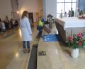 Bild: adj
Einen Koffer voller Erinnerungen und andere Gegenstände brachten die Kinder zum Altar.