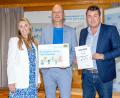 Bild: Julien Becker/exb
Im Bild von links: Anna Stolz (Kultusstaatssekretärin), Alexander Köstler (Rektor der Fichtelnaabtal-Grundschule Ebnath-Neusorg) und Michael Weiß (Vorsitzender der Bayer. Sportjugend).