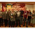 Bild: mrr
Die neuen Würdenträger der Schützengesellschaft Edelweiß Wolfsbach werden gekürt, darunter Liesl Andrea Schmid (Fünfte von links) und Schützenkönig Heiner Graf (Siebter von links). Ihnen allen gratuliert Bürgermeister Hans Ram (Dritter von links).