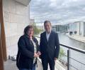 Bild: Büro Schieder/exb
Planspiel im Bundestag: Maximilian Ost mit MdB Marianne Schieder.