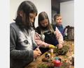 Bild: gz
Mit voller Eifer gestalteten die Kinder eine Baumrinde.