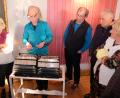 Bild: do
Interessiert zeigen sich viele Besucher von der schon fast in Vergessenheit geratenen Symphonetta. Bereitwillig erklärte der Solist die Spielweise des einzigartigen Instruments. Die akkordeonähnliche Harmonika war noch bis in die 1930er Jahre populär.