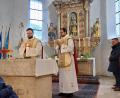 Bild: Theresia Otterbein/exb
Der neue Pfarrvikar Rajesh Yeruva (rechts) und der neue Gemeindeassistent Maximilian Frank (links) stellen sich bei einem Einführungsgottesdienst dem Pfarrverband Illschwang/Kastl/Ursensollen vor.