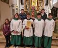 Bild: Christa Forster/exb
Mesnerin Maria Kühner, Pfarrer Herbert Rösl, Erika Biegerl und Betreuerin der Ministranten in der Expositur (hinten von links) verabschiedeten zusammen mit den Ministranten Peter Biegerl mit Urkunde und Geschenk.