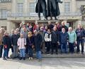 Bild: bk
Die Reisegruppe vor dem Denkmal der Dichterfürsten in Weimar. Rechts Organisator Heribert Ficker.